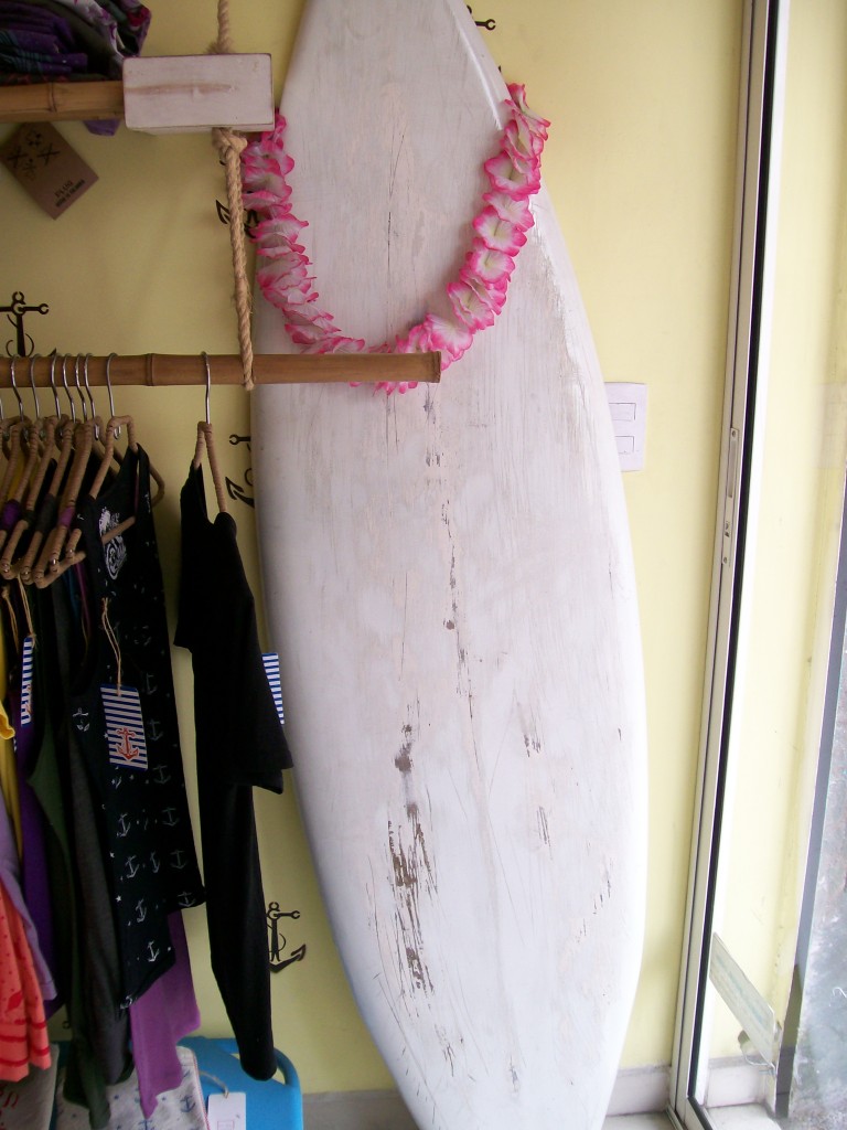 I love this surfboard chilling in the corner.