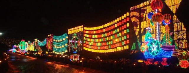 Christmas lights along Rio Medellin