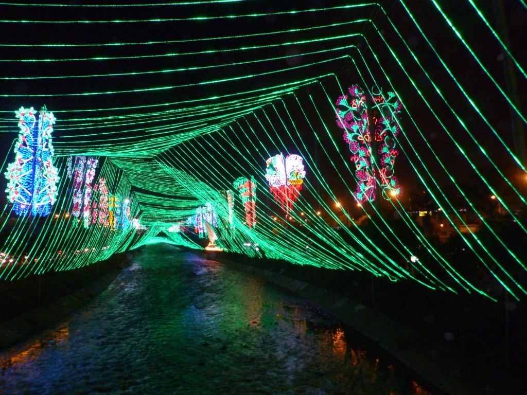 The lights, forming a canopy over the Rio Medellín. 