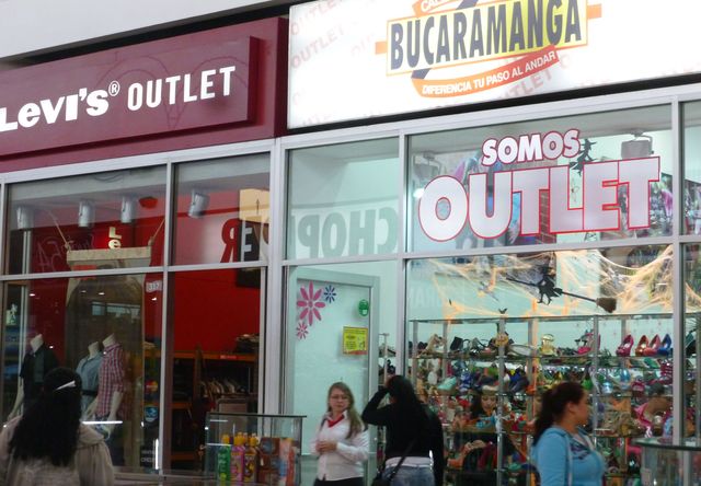 You can find good deals at the Mayorca Outlet. 