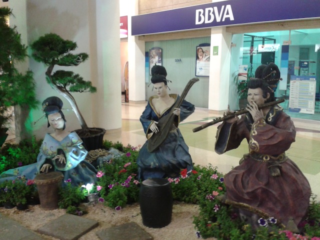 Geisha statues at the bonsai exhibit