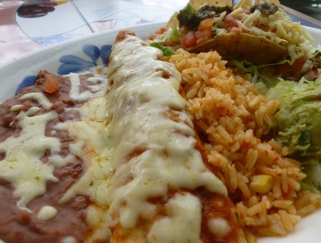 The combinación mexicana is a great plate of food. 