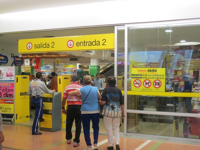 Exito grocery store in Unicentro mall