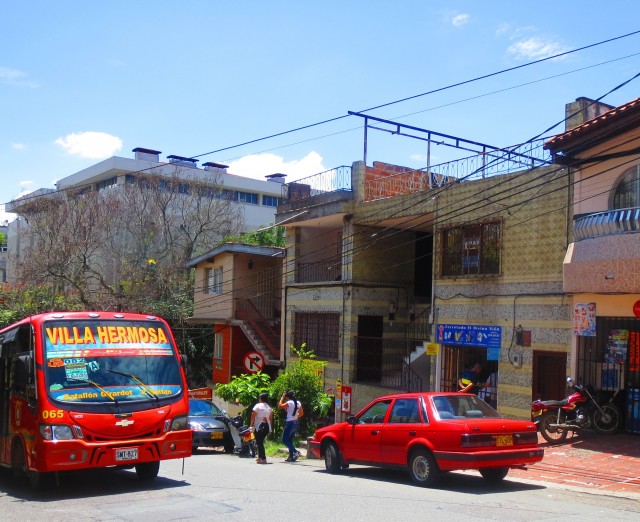 It's easy to get to Villa Hermosa. Just take the red bus with the name of the comuna from downtown. 
