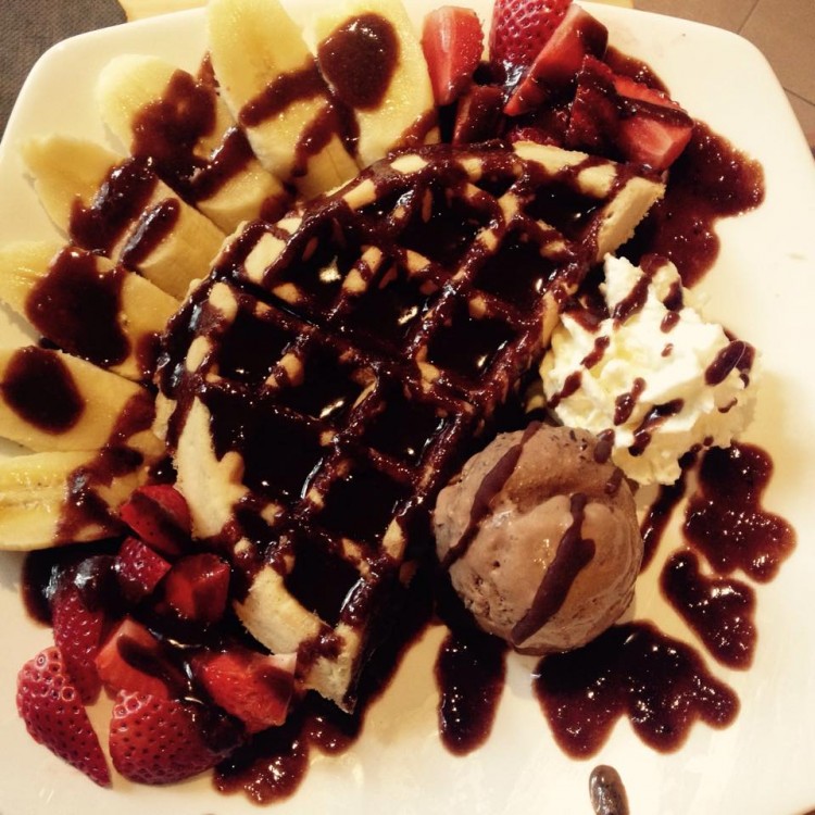 Waffle mediano with ice cream and fruits