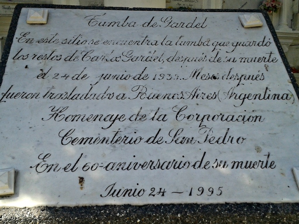 "En este sitio se encuentra la tumba que guardó los restos de Carlos Gardel después de su muerte el 24 de Junio de 1935. Meses después fueron trasladados a Buenos Aires (Argentina). 