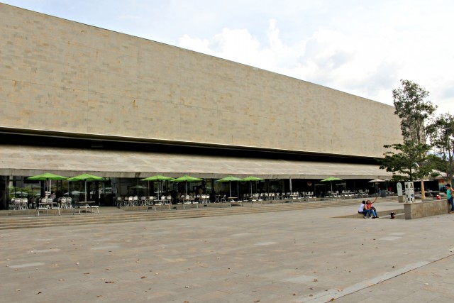 A public plaza and restaurants adjacent to Edificio Inteligente EPM