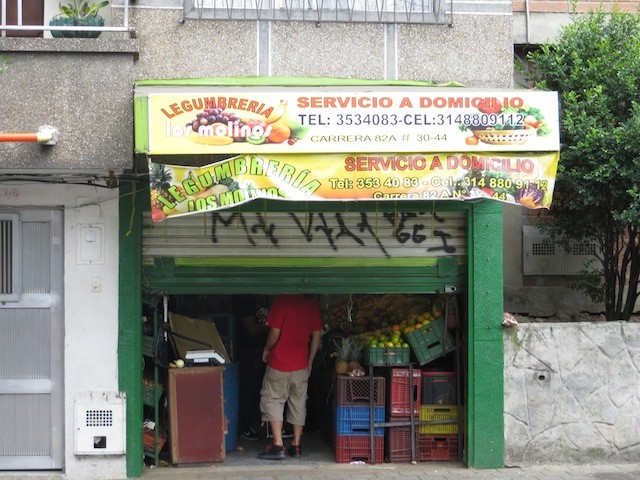 Neighborhood tienda near Los Molinos mall, with delivery service