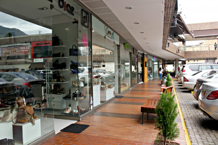 Boutique shops on Level 1 of Mall Zona Dos
