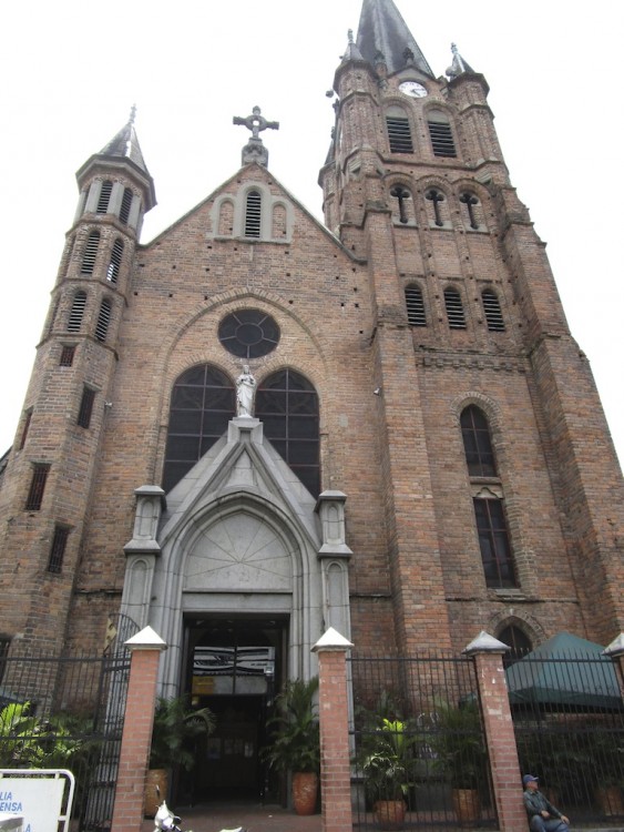The front facade of Iglesia del Sagrado Corazón de Jesús
