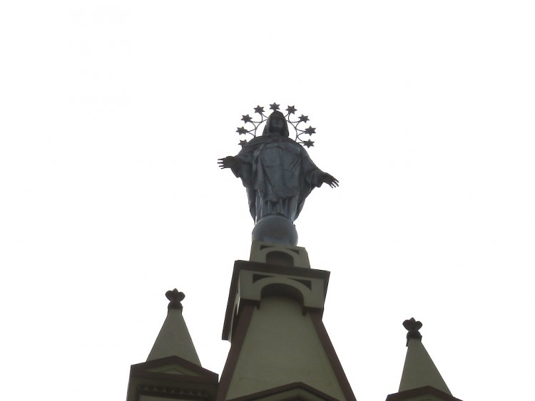 Large statue at the top of Iglesia Jesús Nazareno