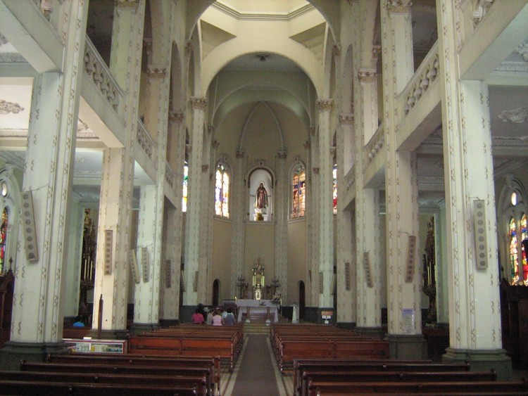 Inside Iglesia Jesús Nazareno (photo by SajoR, via Wikimedia Commons)