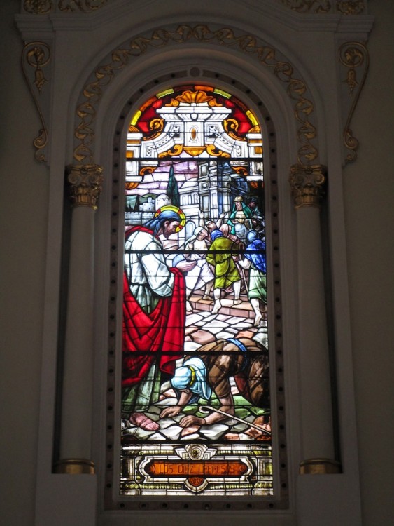 One of the stained glass windows in Iglesia Nuestra Señora del Rosario 