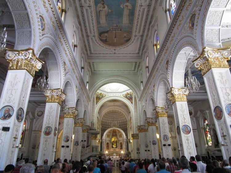 The central nave inside Iglesia Nuestra Señora del Rosario