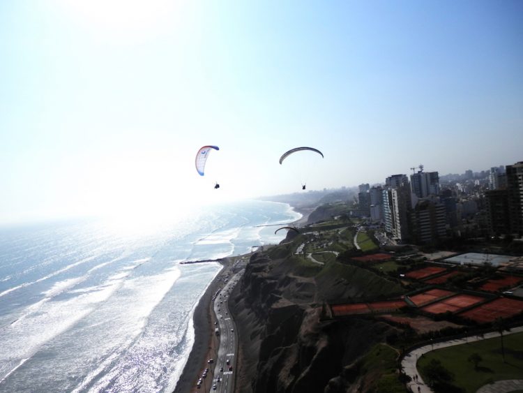 Paragliding along the Lima coast, photo by JM Parrone