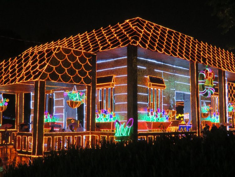 House set up in Parque Norte with many Christmas lights 