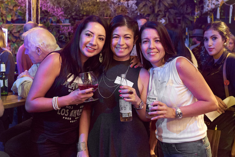Three Colombian ladies having a good time at the meetup (photo by Markus Mayer)
