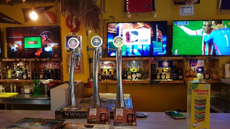 Nice big bar with plenty of TVs at Randy's (photo by Ann Levizon)
