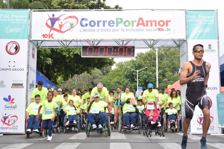And they're off! The start of the Corre Por Amor race. (Pic courtesy of MCM)