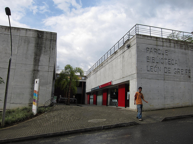 Entrance to Parque Biblioteca Leon de Greiff