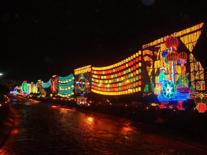 Christmas lights along Rio Medellin