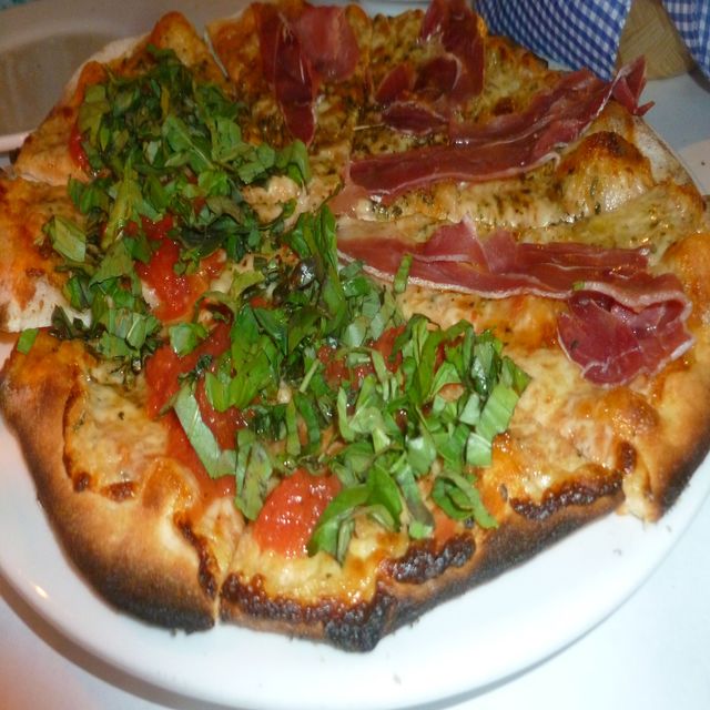 Most people don't know about El Graspo de Uva, but they should. It's a great restaurant, for pizza and everything else.