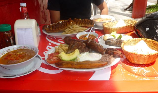 Comida en La Gloria de Gloria Cliente en La Gloria de Gloria: «Sí, quiero el especial de hoy. Espera, déjame llamar a dos amigos para que me ayuden a terminar toda esta comida».