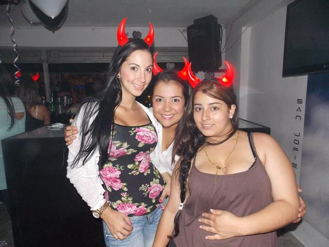 Luciendo los cuernos del diablo en Shots del Diablo. 