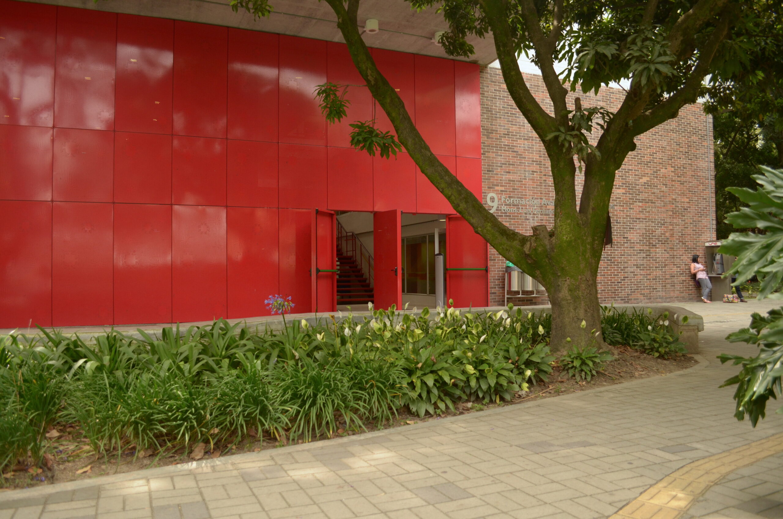 Casual day outfit, Circle skirt, tank top and matching sandals.
