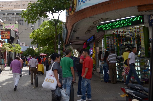 El Hueco has pedestrian walkways for shoppers.