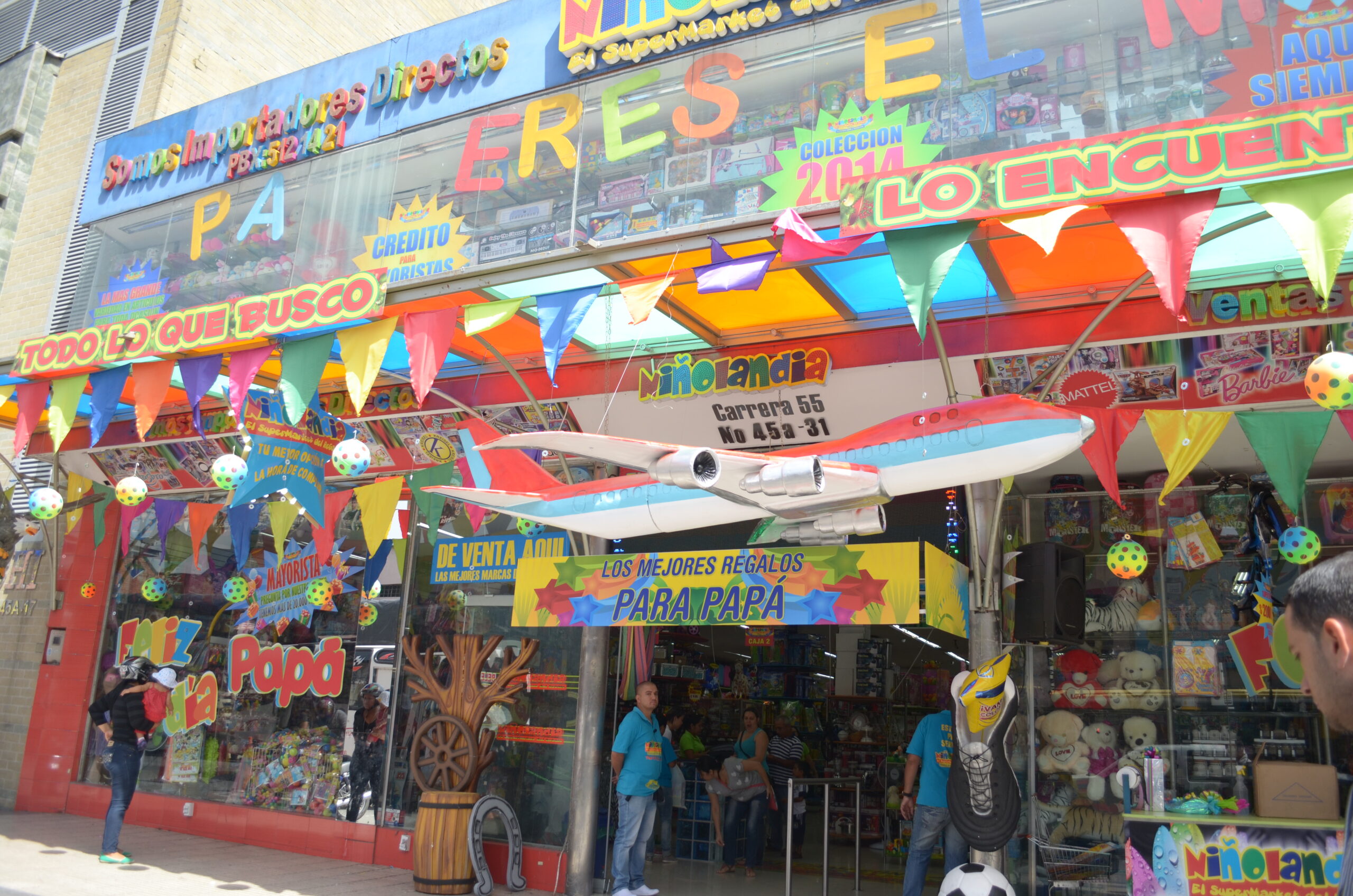 A giant toy store in the middle of El Hueco