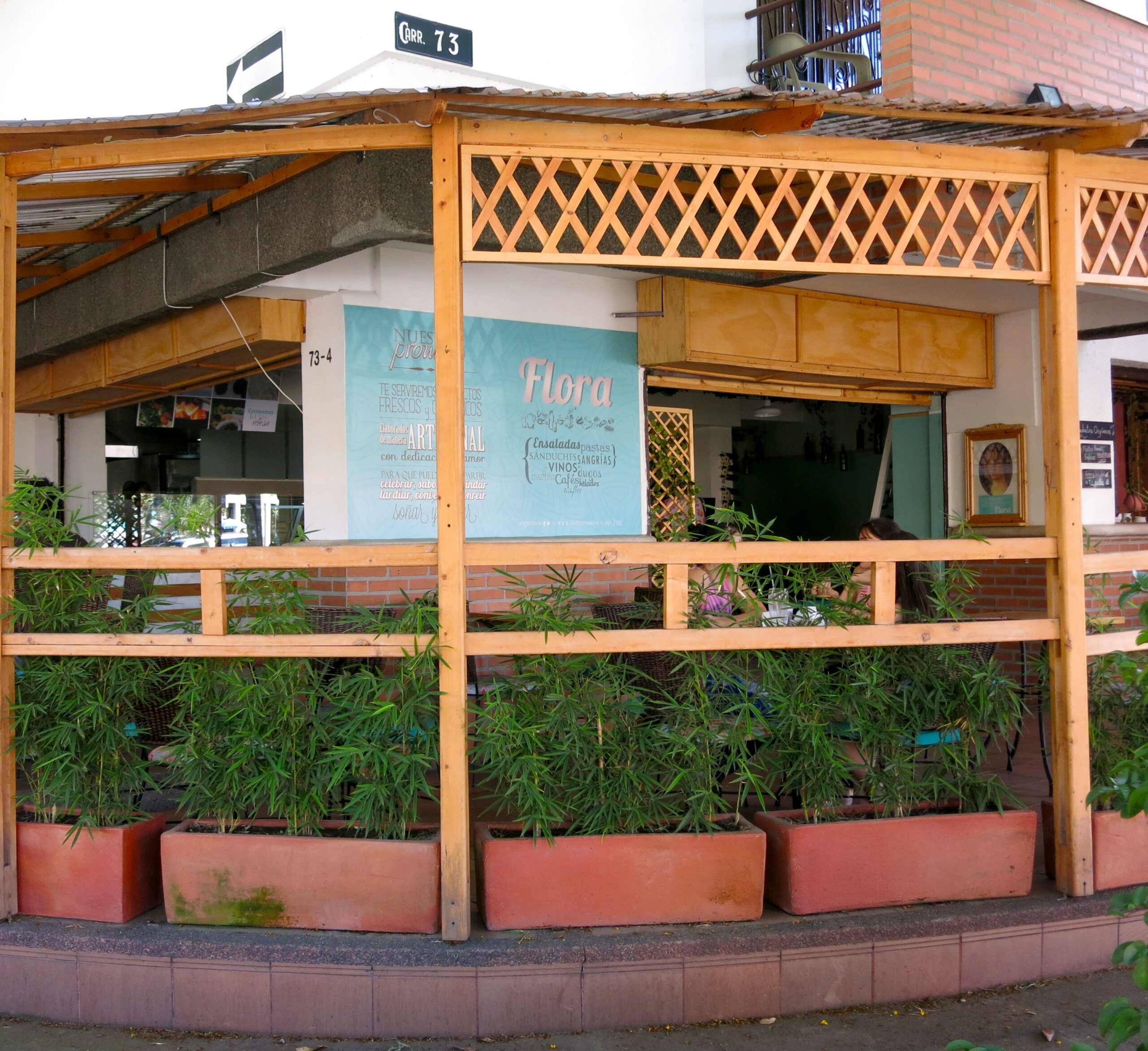 This great corner location, at Carrera 73 and Circular 4, makes Flora easy to find. 