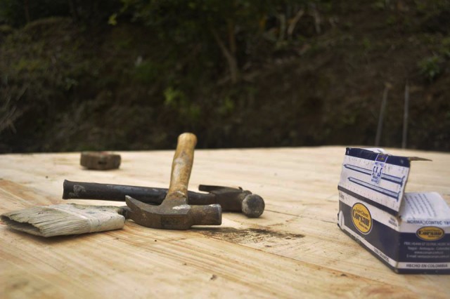 Hammer and nails, worker's best friends. (photo by Andrés Quevedo, TECHO volunteer)