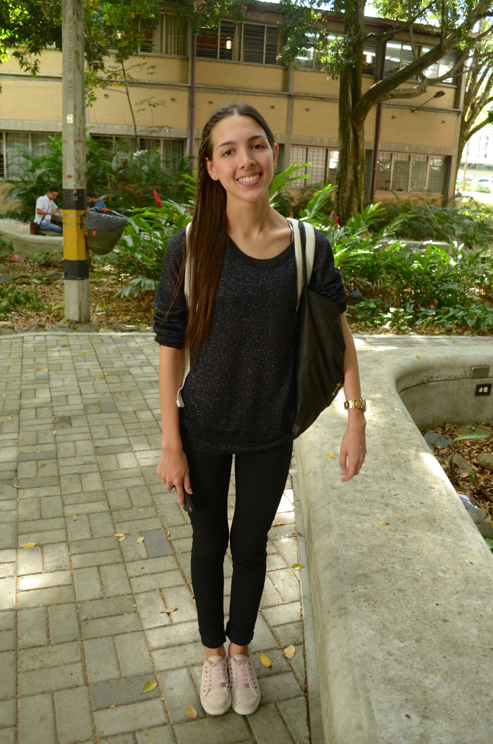 Jeans are still a present in most outfits. A nice blouse and matching accessories 