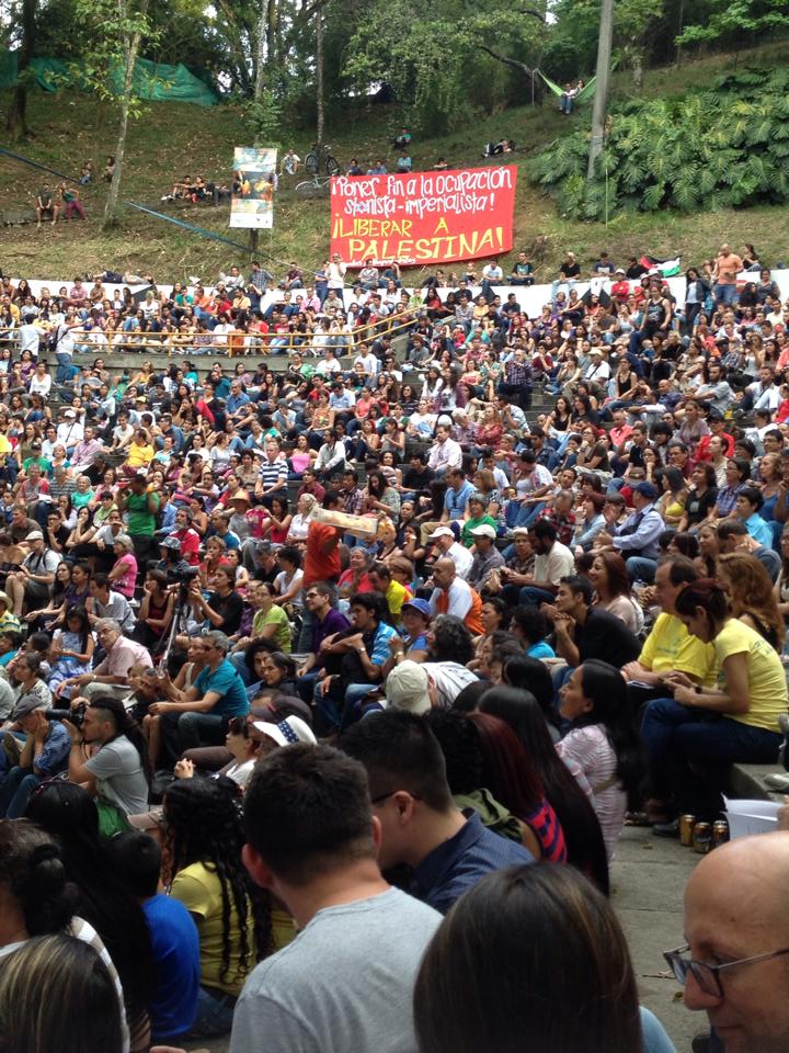 Banner in the audience of the festival, saying 'Liberar a Palestina' (Free Palestine), dedicated to the events currently happening there
