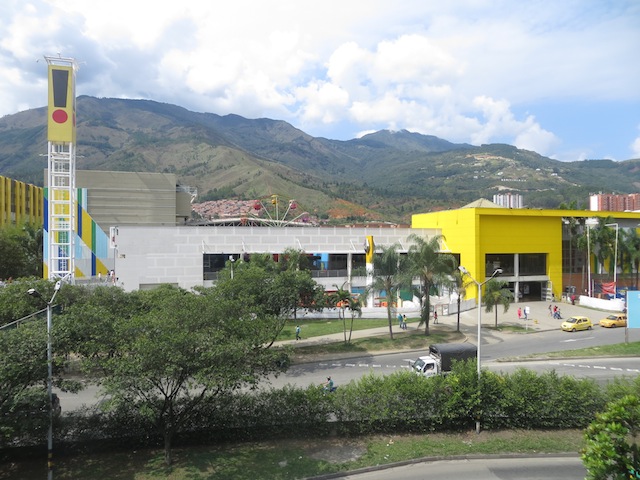 Puerta del Norte, the largest mall in Bello