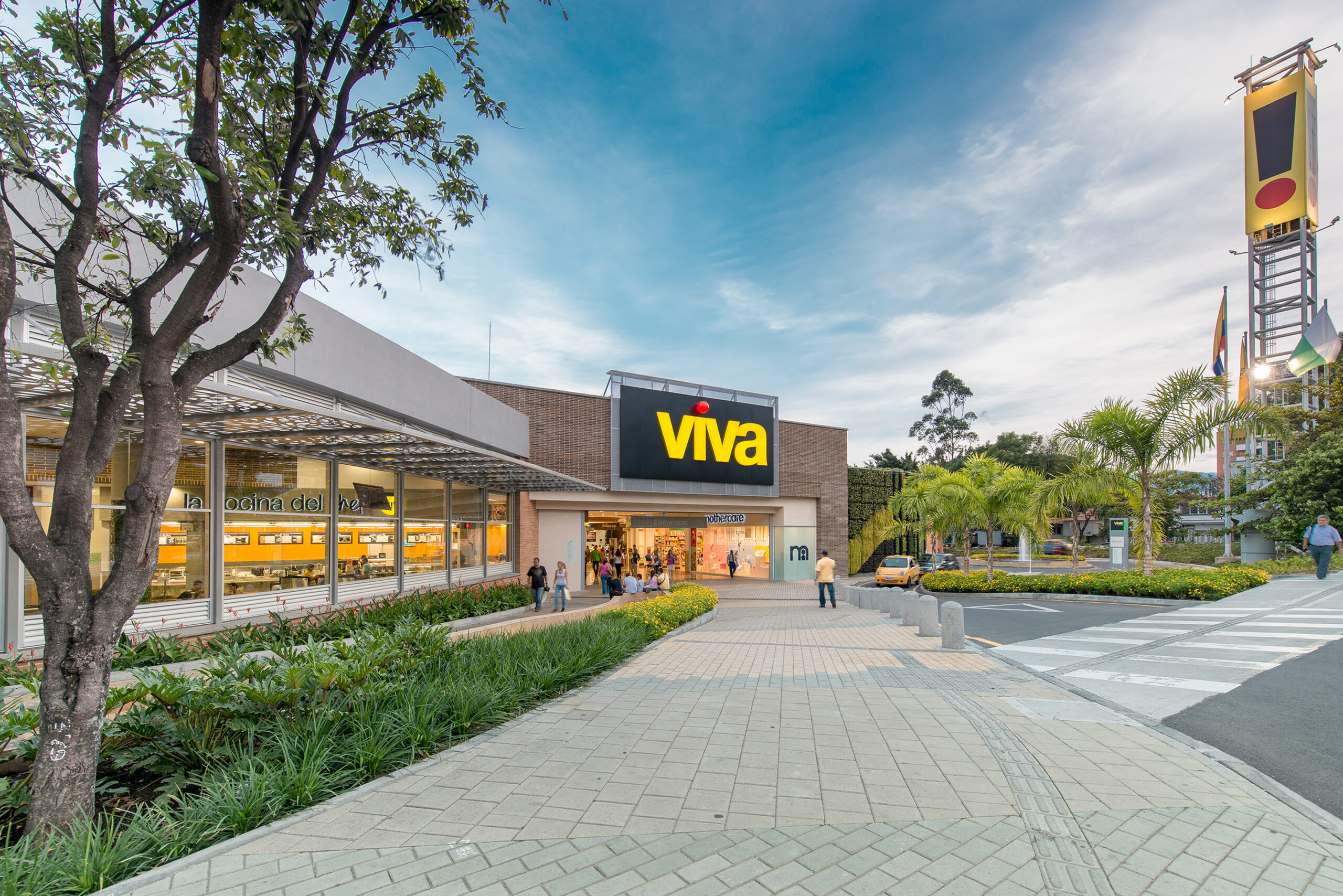Centro Comercial Viva Laureles Street view of Centro Comercial Viva Laureles (photo: Viva Laureles)