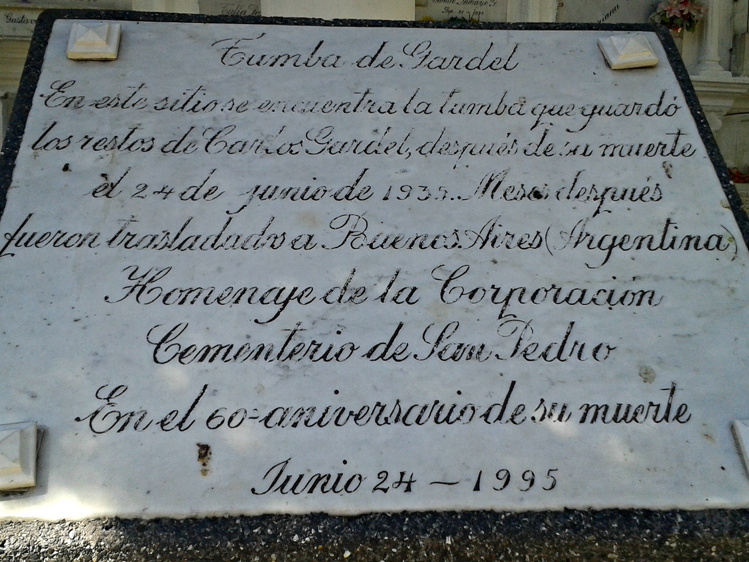 "En este sitio se encuentra la tumba que guardó los restos de Carlos Gardel después de su muerte el 24 de Junio de 1935. Meses después fueron trasladados a Buenos Aires (Argentina). 