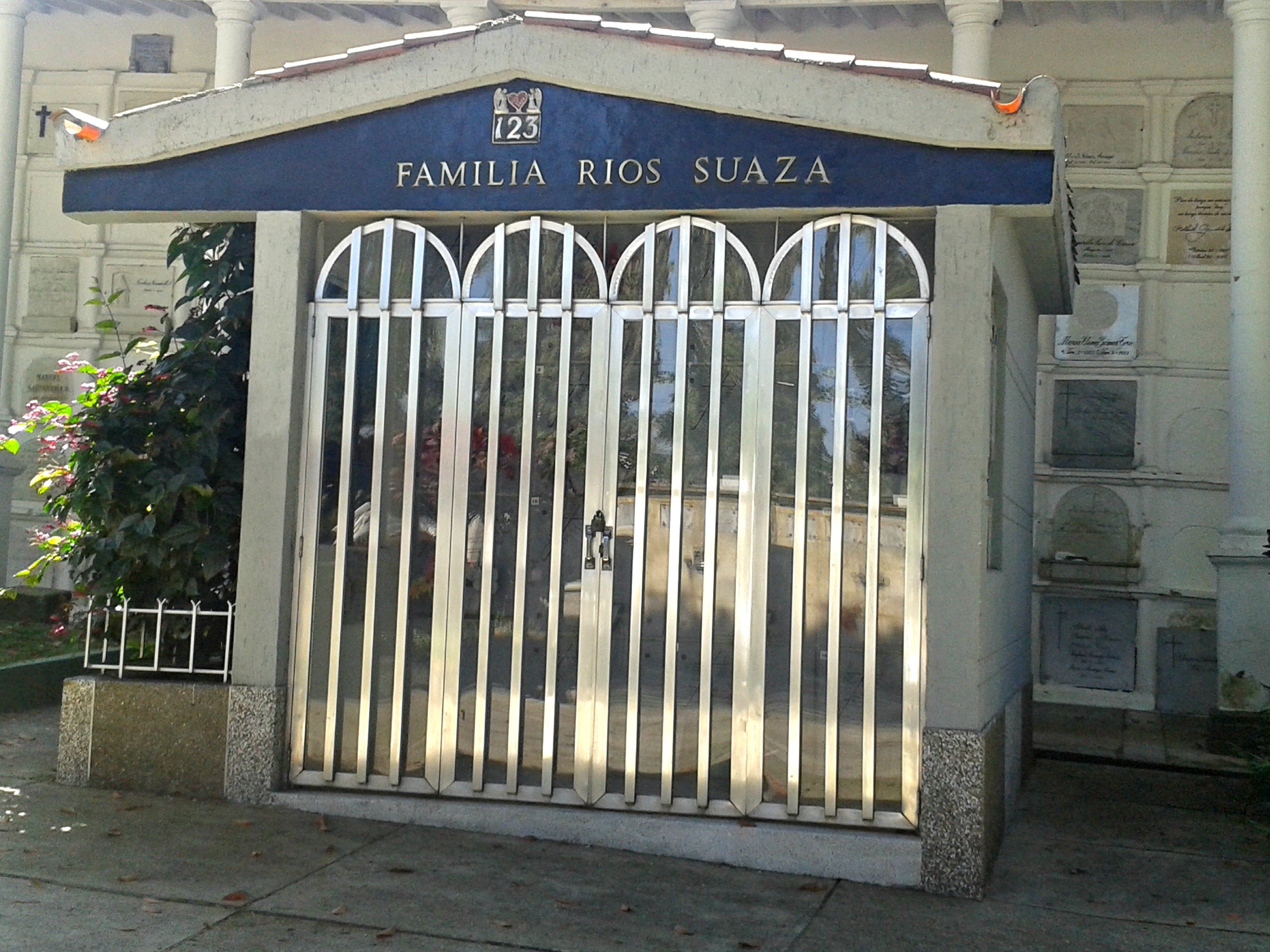 Mausoleum architecture that resembles homes in Medellín built in the 80's and 90's.