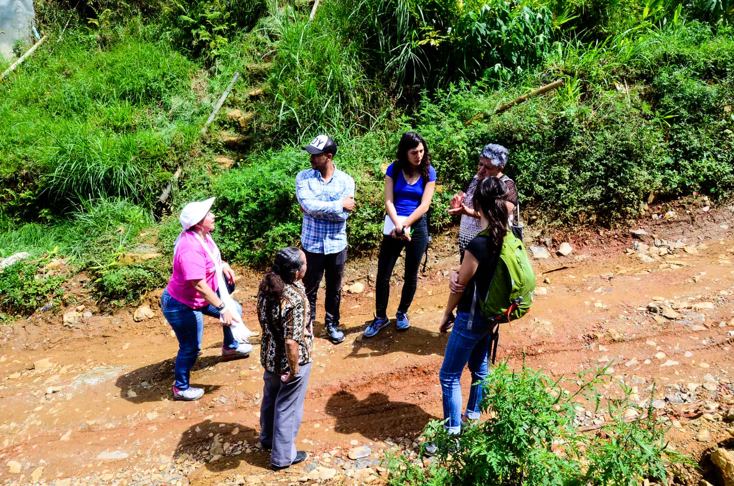 Teryn Wolfe, Director of E2E recording interviews in El Faro, la Comuna 8. 