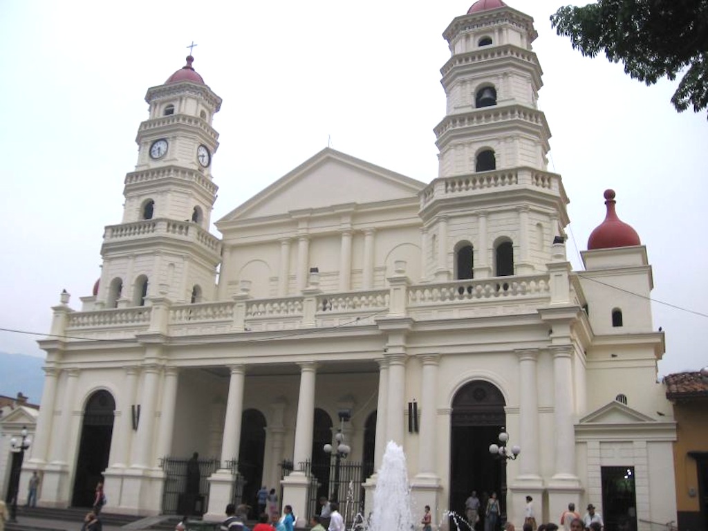 The facade of Iglesia de Santa Gertrudis in Envigado (Photo by Jenny Pee, Wikimedia)