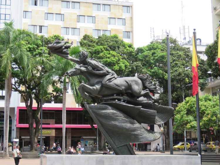 Benticur’s nude Bolívar statue in Parque Bolíver in Pereira