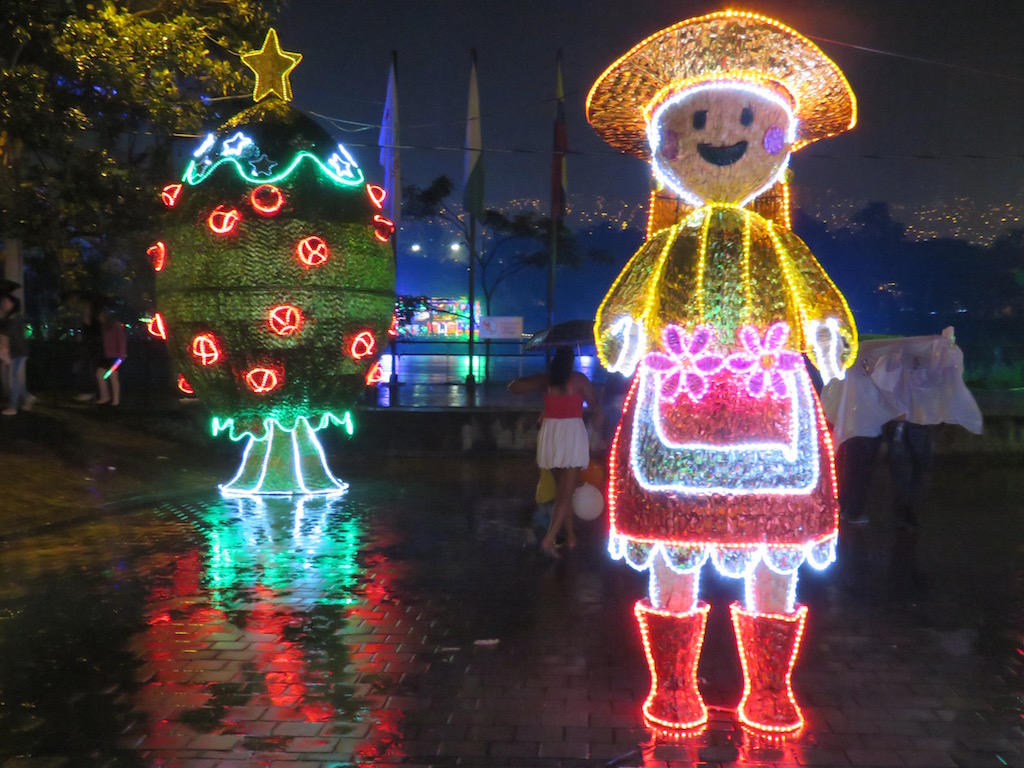 A couple of the many figures seen along the route in Parque Norte