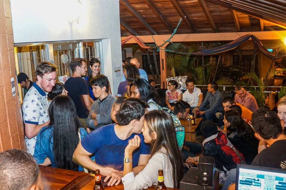A diverse crowd mixing and mingling at the Colombia Immersion language exchange