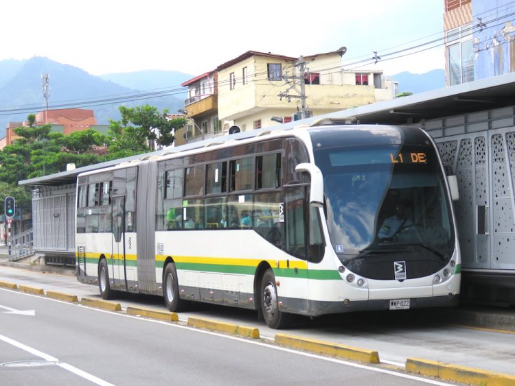Metroplús bus at Parque Belén station