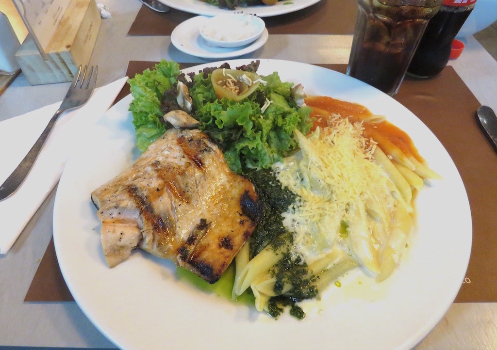 Salmon with tri-color pasta 