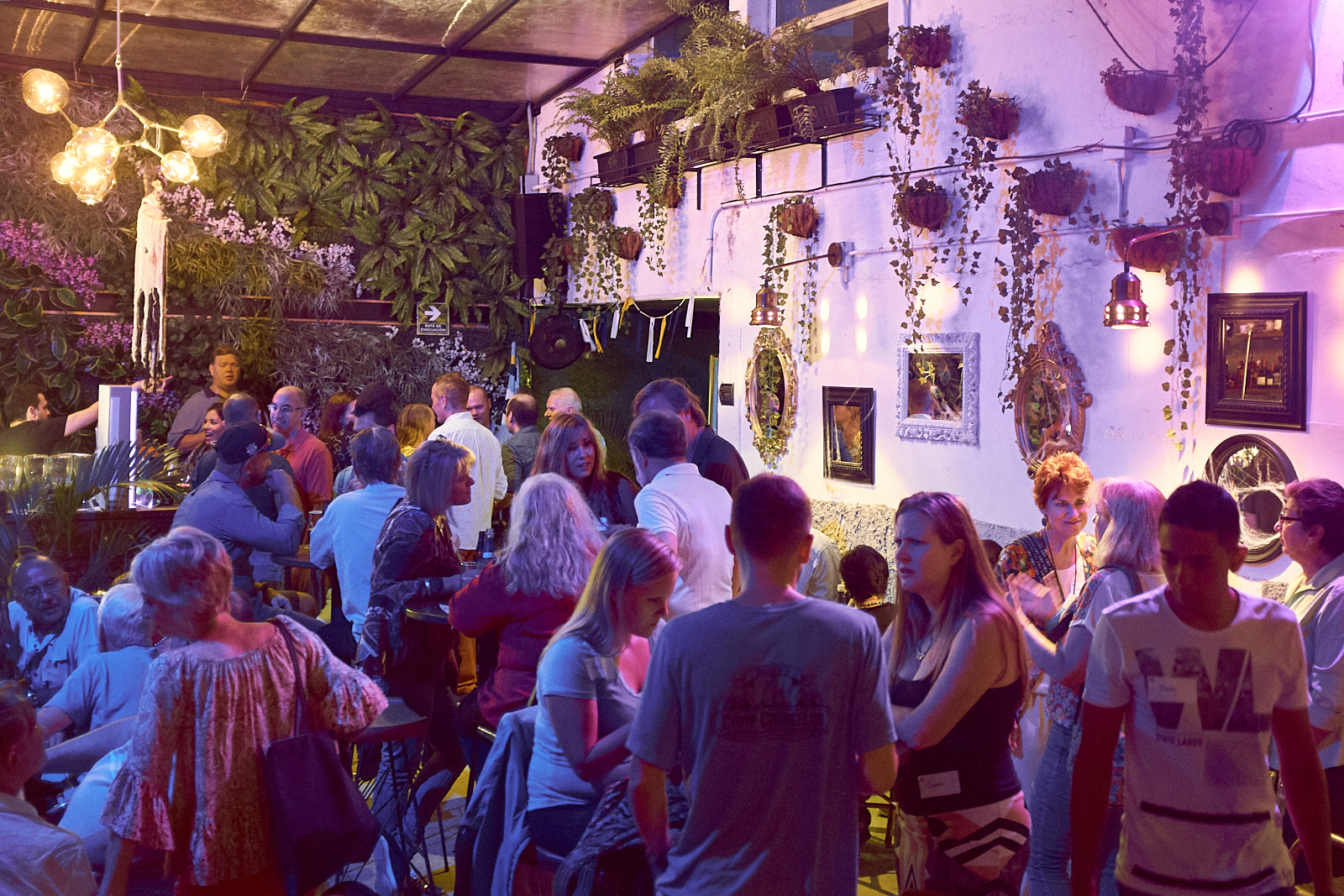 A record crowd at the October meetup at Borneo (photo by Markus Mayer)