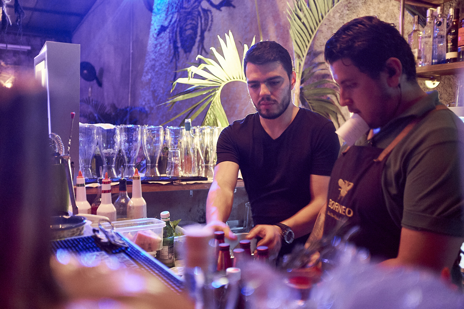 Borneo staff keeping busy behind the bar (photo by Markus Mayer)