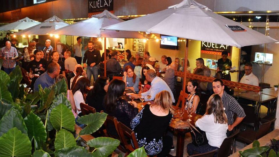 A nice evening crowd at Kuélap