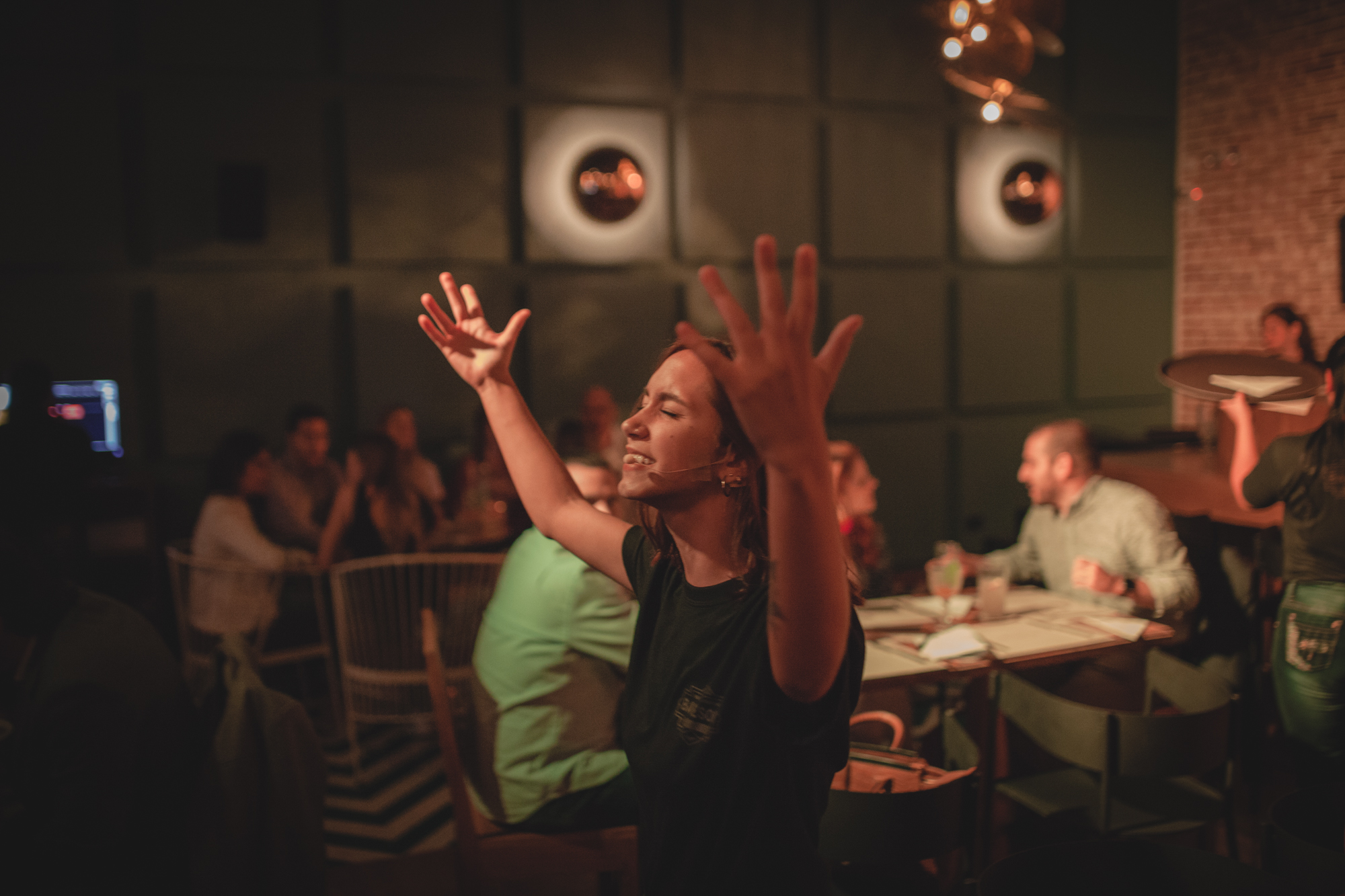A singer giving an inspired performance at Bardesono